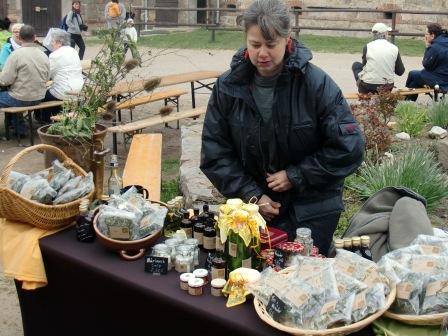 Verkauf von Kräutern, Tinkturen und Marmeladen auf dem Ostermarkt des Reiterhofes Naundorf